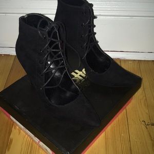 Black pointy toe lace up pumps